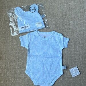 NWT Little Giraffe Swirl Pocket Bodysuit and Beanie Layette Set 0-3 Months